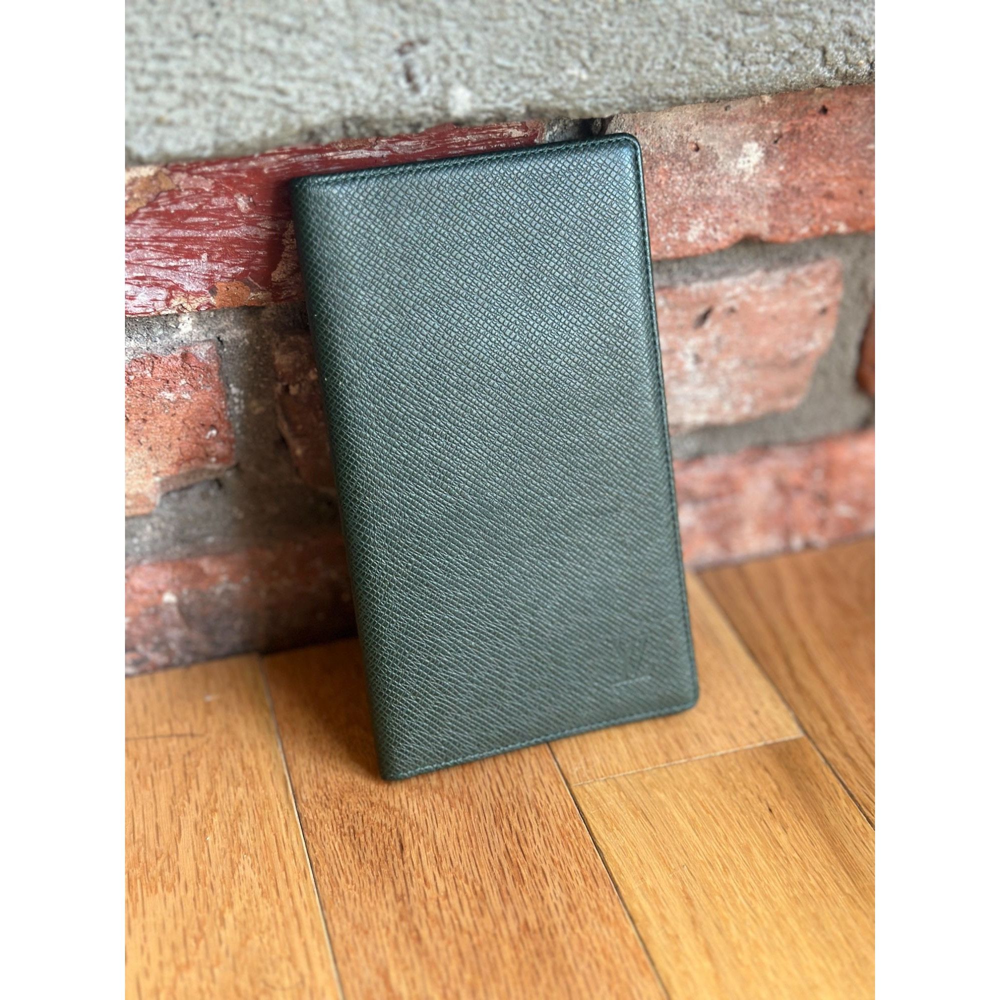 Louis Vuitton AUTH LOUIS VUITTON TAIGA BI-FOLD WALLET LEATHER PREOWNED FOR Size ONE SIZE - 1 Thumbnail