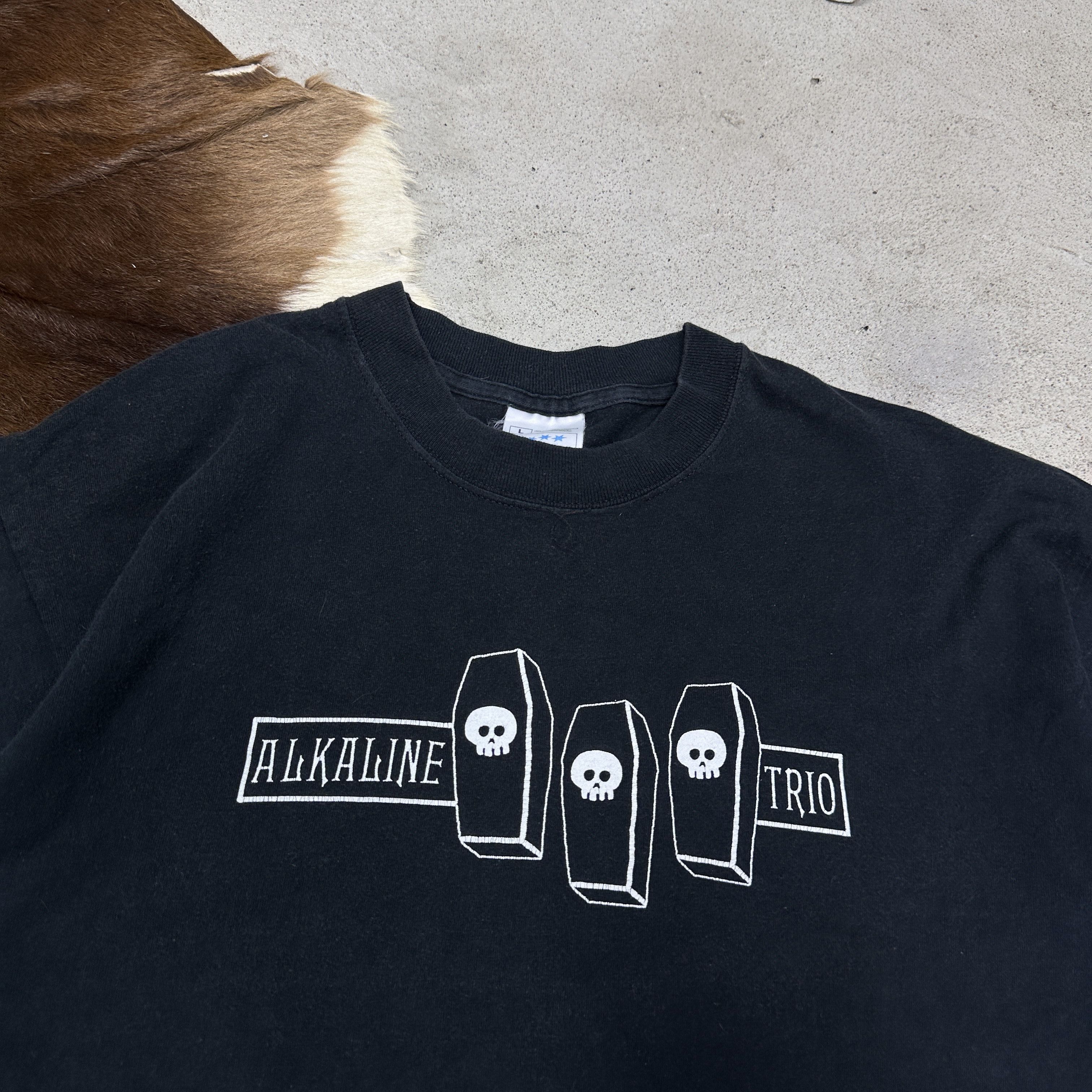 Vintage Vintage Casual Streetwear Alkaline Trio Printed T-shirt Y2K Size US L / EU 52-54 / 3 - 2 Thumbnail