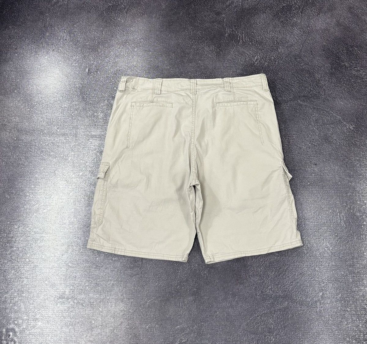 Wrangler Vintage Wrangler Relaxed Fit Hype Beige Utility Cargo Shorts Size US 38 / EU 54 - 2 Thumbnail