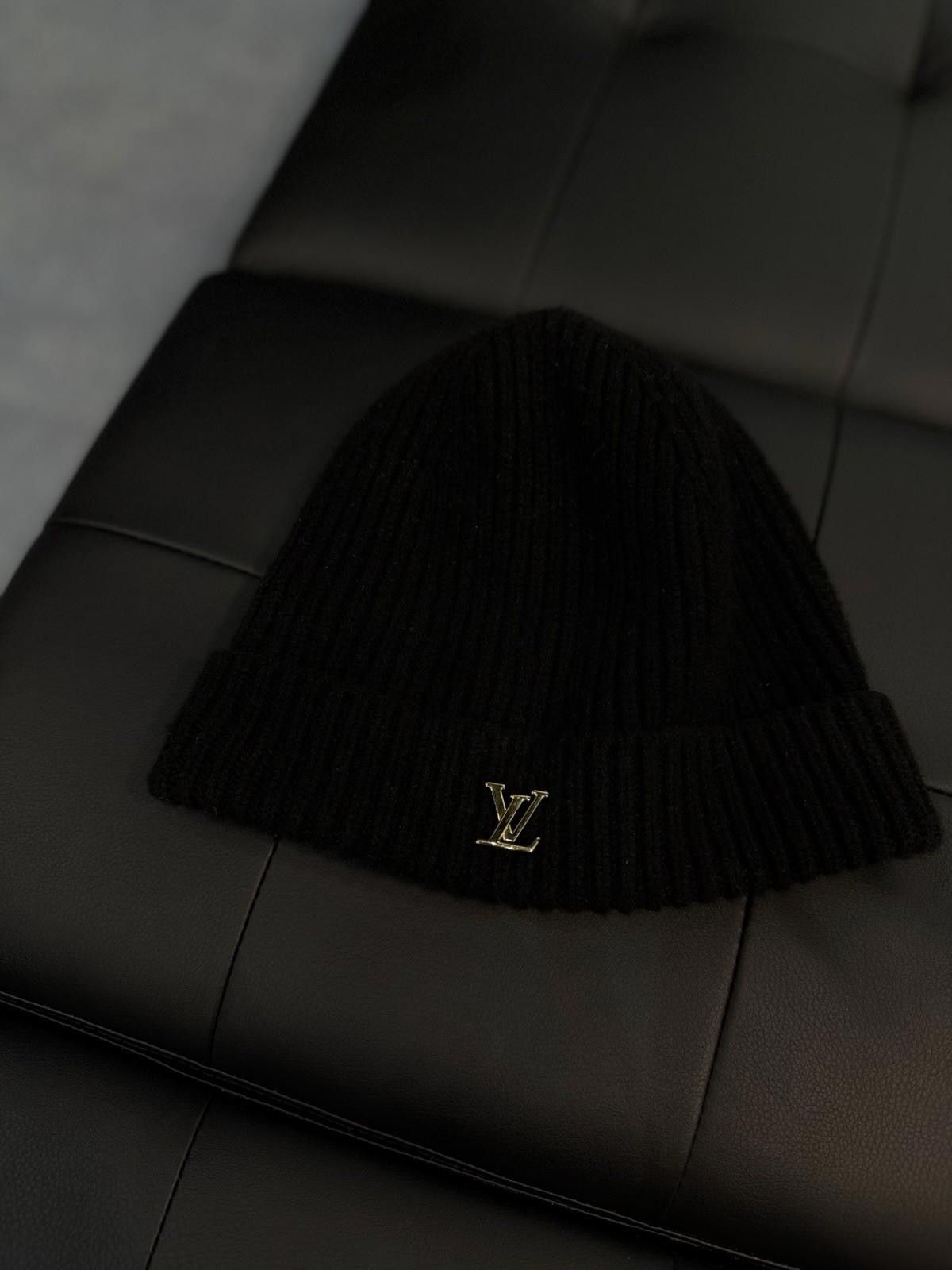 Louis Vuitton Louis Vuitton Black Men's Solid Knit Beanie Hat Gold LV $595 Size ONE SIZE - 1 Thumbnail