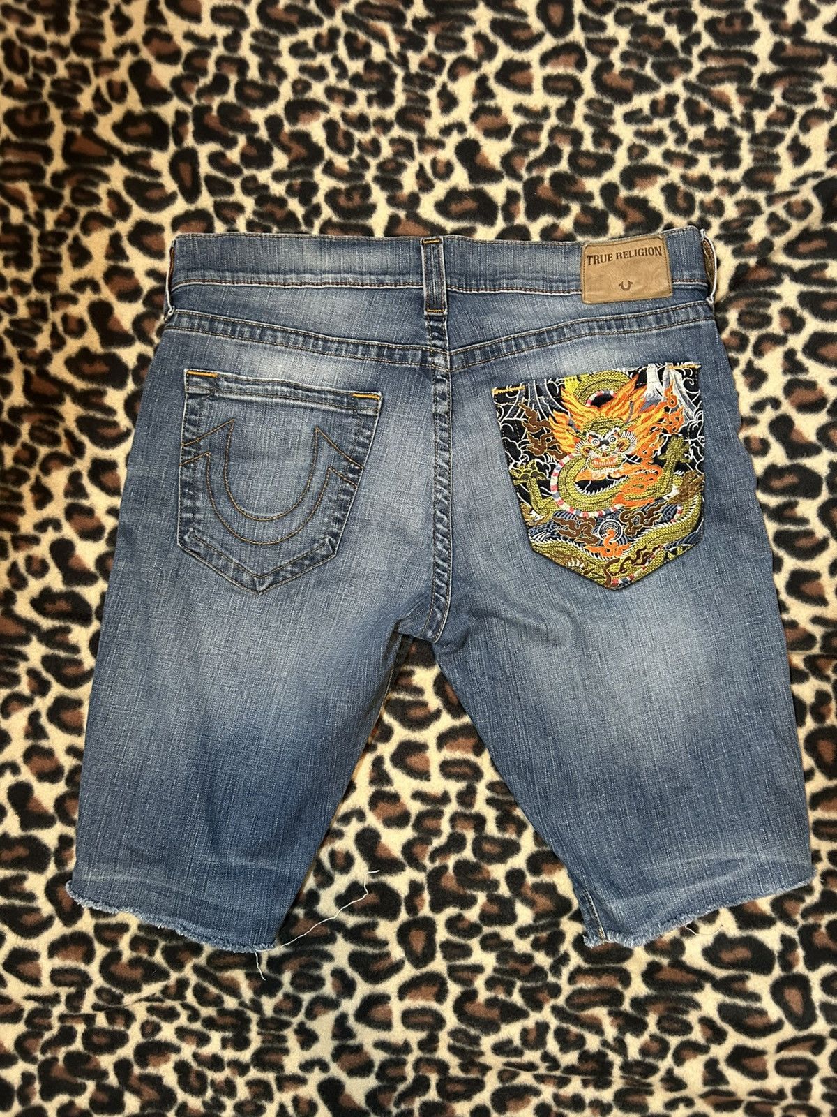True Religion RARE TRUE RELIGION DRAGON EMBROIDERED JORTS Size US 36 / EU 52 - 2 Thumbnail
