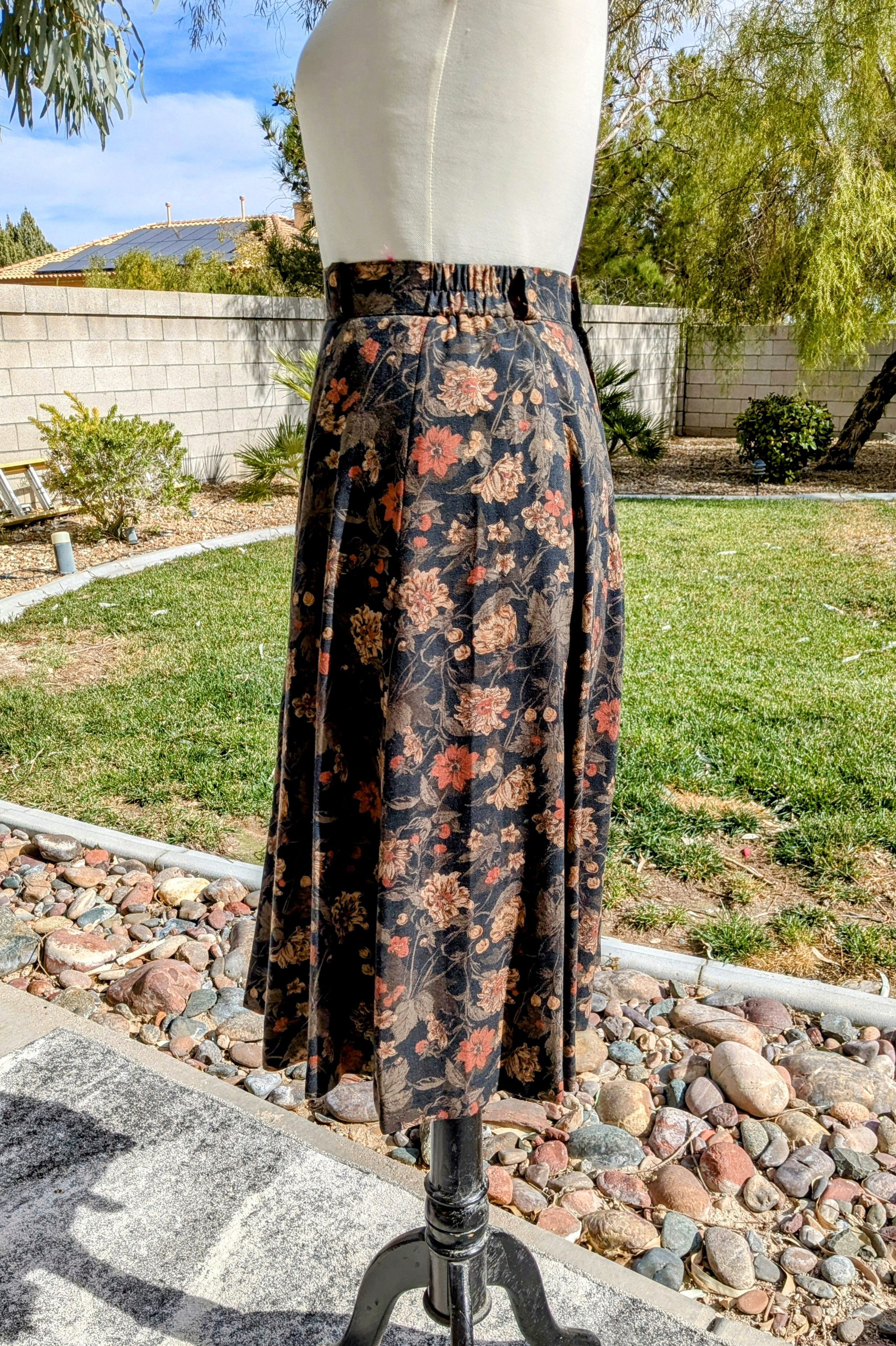 Vintage Vintage 1980s Floral Petite Zip w/Pockets Midi A-Line Skirt Size 25" / US 0 / IT 36 - 5 Thumbnail