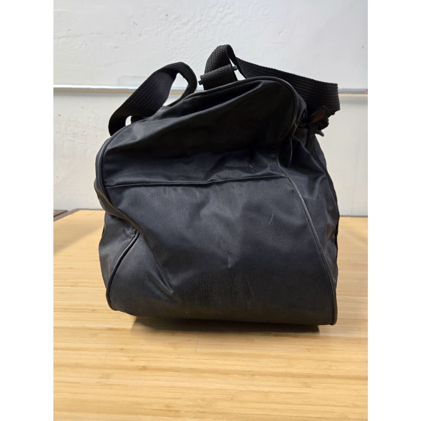 Nike VINTAGE Nike Gym Duffle Bag Black Medium Man Duffle Zip Nylon Embroidered Swoosh 90s Size ONE SIZE - 2 Thumbnail