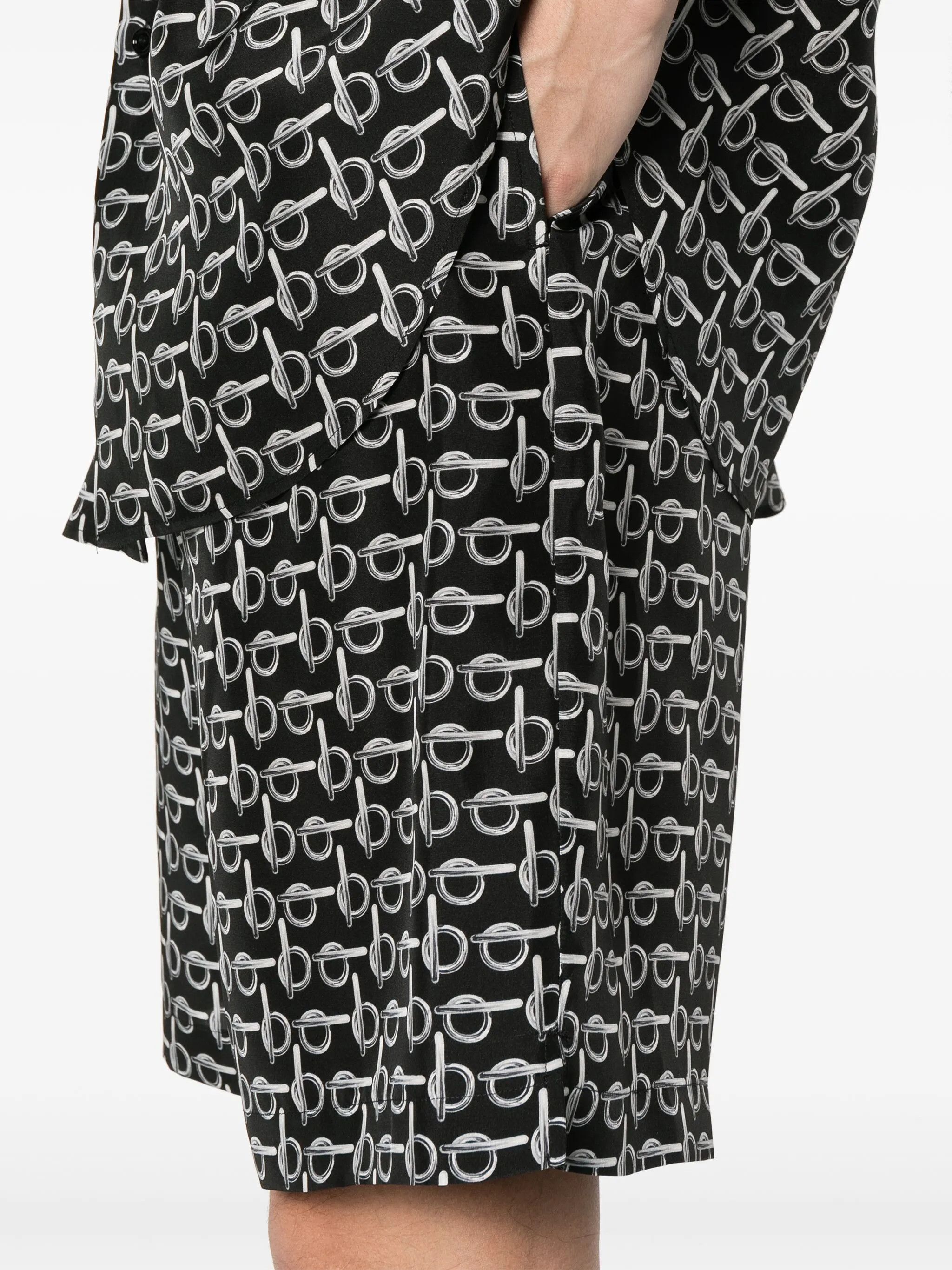 Burberry o1y0426 Short in Black/Silver Size US 30 / EU 46 - 4 Thumbnail
