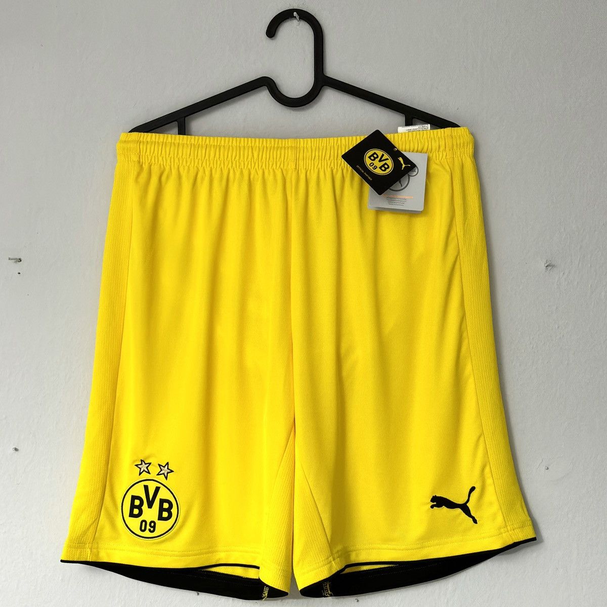 Puma NEW 2016 2017 Borussia Dortmund Puma Home Kit Soccer Shorts Size US 34 / EU 50 - 3 Thumbnail