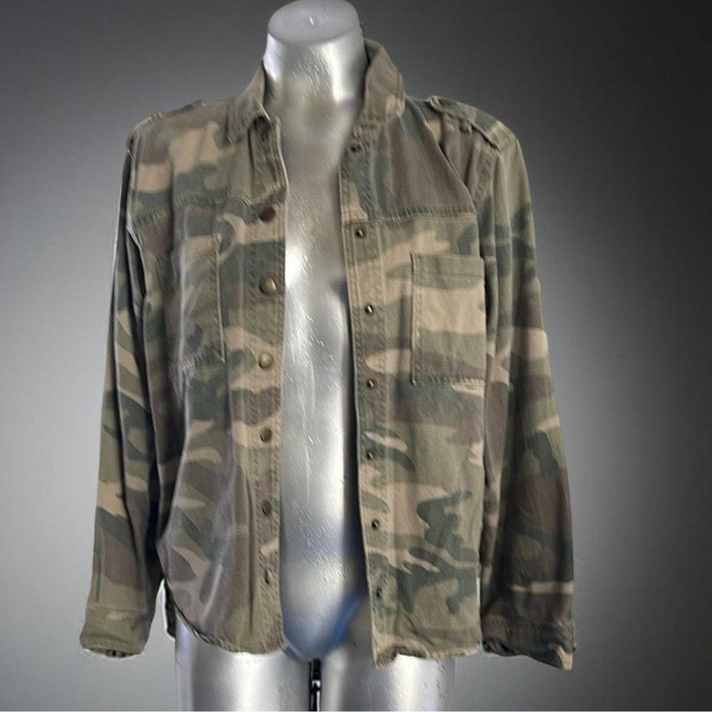Forever 21 Forever 21 Camouflage Button-Up jeans Shirt-Jacket size S Size XS / US 0-2 / IT 36-38 - 1 Thumbnail