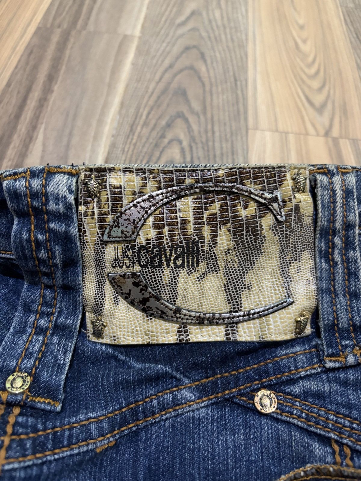 Just Cavalli JUST CAVALLI TURTLE SNAKE DENIM SKIRT Size 28" / US 6 / IT 42 - 3 Thumbnail