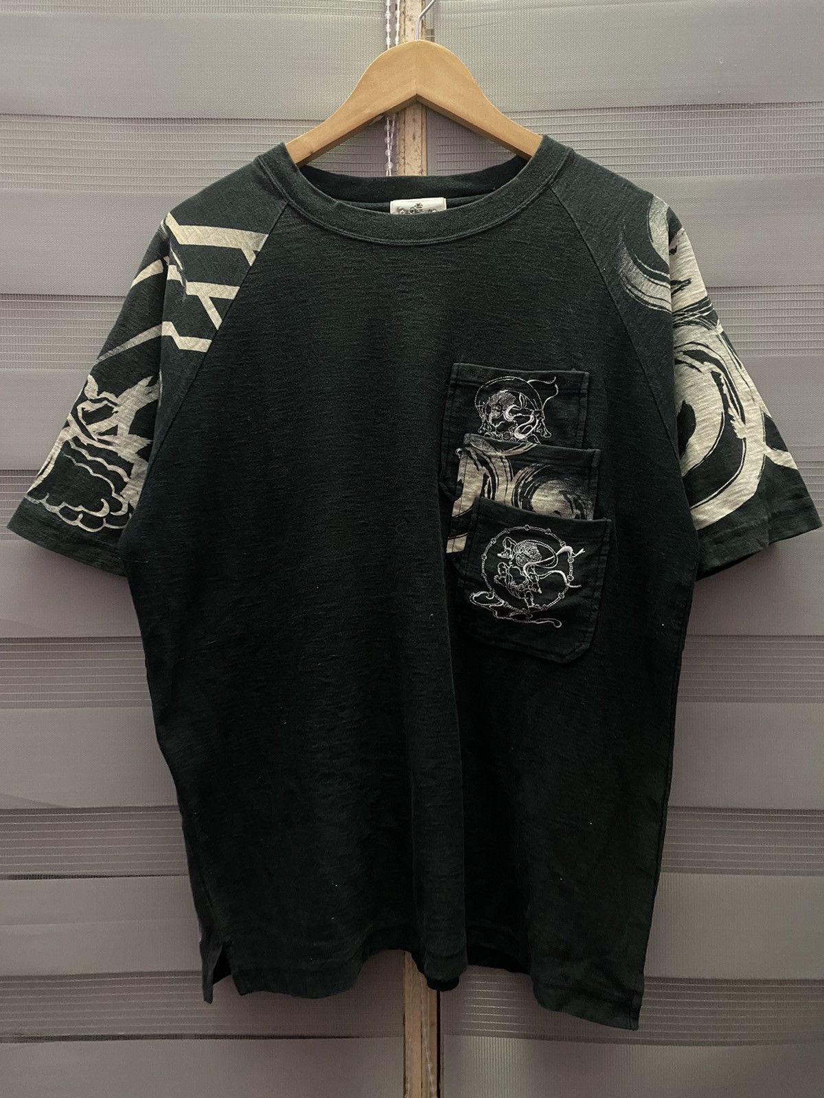 Japanese Brand Vintage Sukajan Tamashi Karakuri Embroided Multi Pocket Tees Size US L / EU 52-54 / 3 - 1 Thumbnail