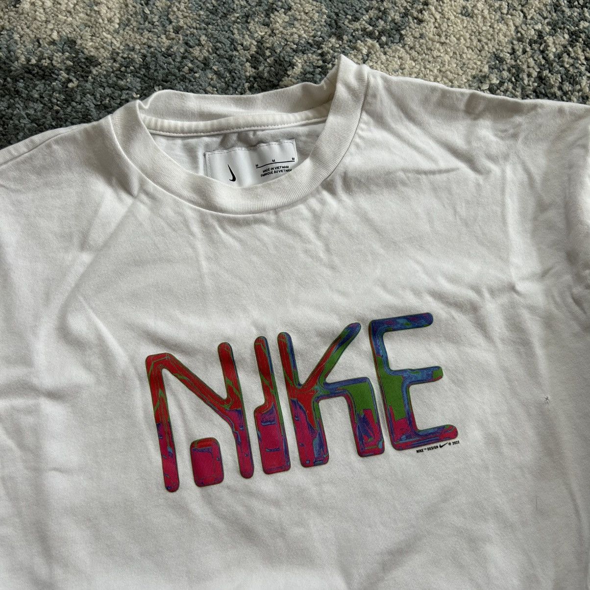 Nike DX5828-100 2022 NiKE DESiGN CHROMATiC RETRO FUTURiSM TEE Size US M / EU 48-50 / 2 - 2 Thumbnail