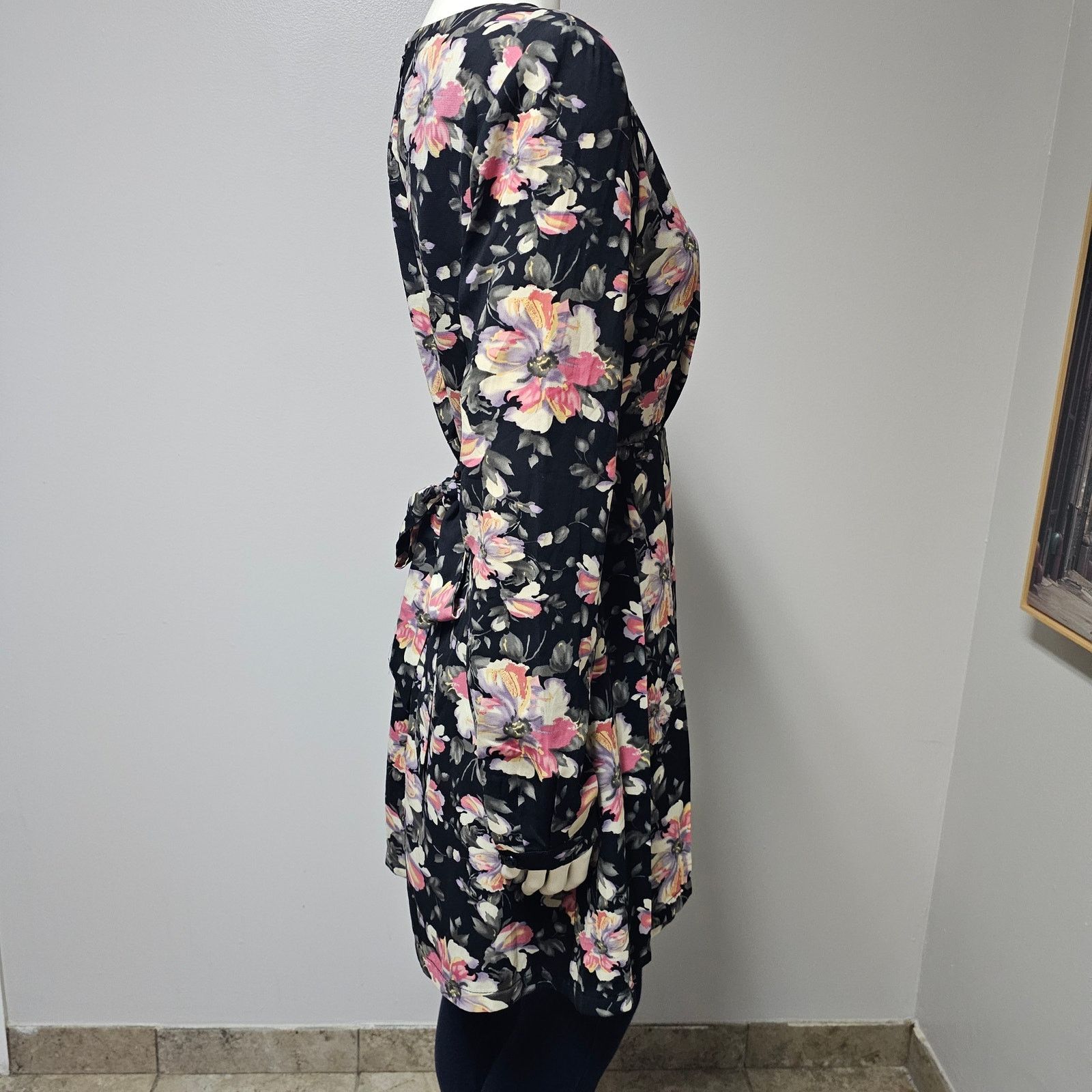 Forever 21 Forever 21 Black Floral Faux Wrap Dress Pleated Bottom sz L Size L / US 10 / IT 46 - 2 Thumbnail