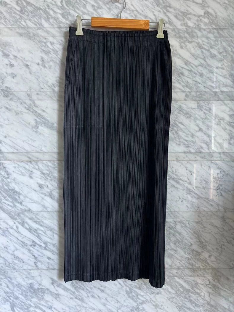 Issey Miyake Issey Miyake size:1 Black slit pleated skirt Size 22" - 1 Thumbnail
