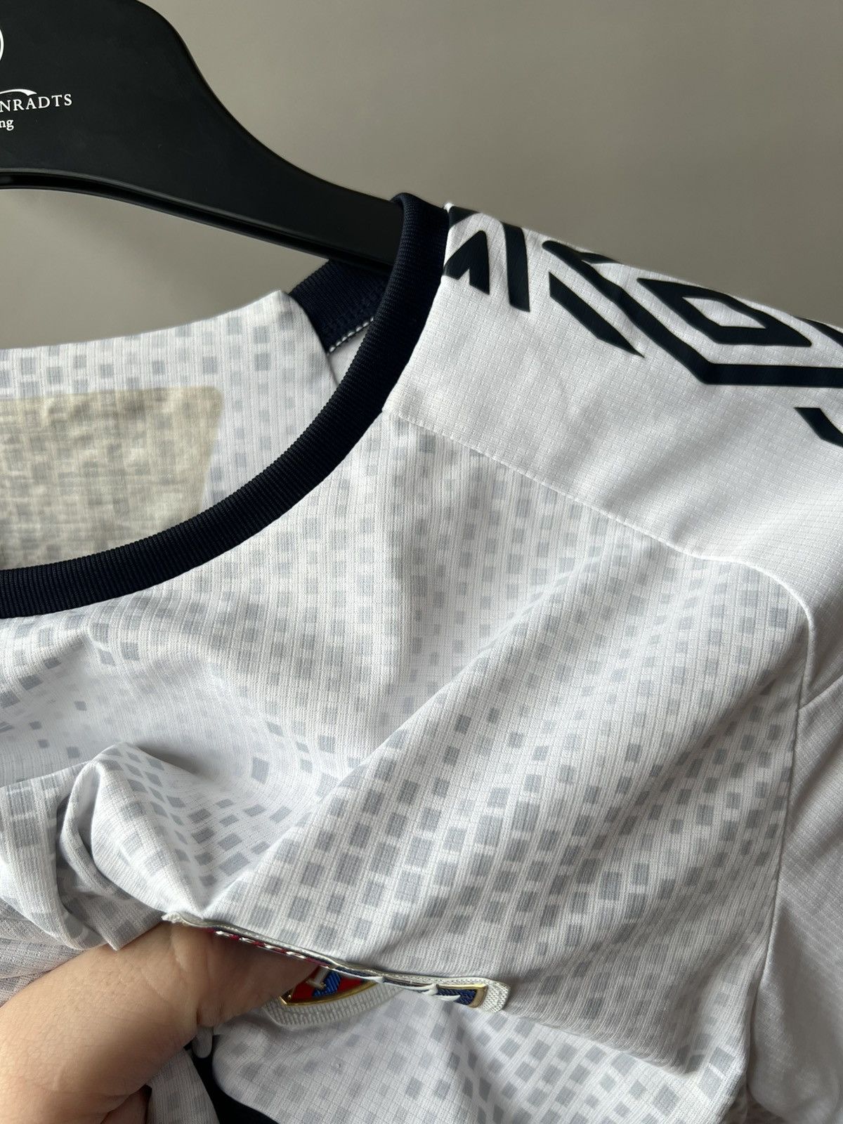 Umbro 2020 FC TOKYO AWAY SOCCER JERSEY FOOTBALL SHIRT SIZE M Size US M / EU 48-50 / 2 - 11 Thumbnail