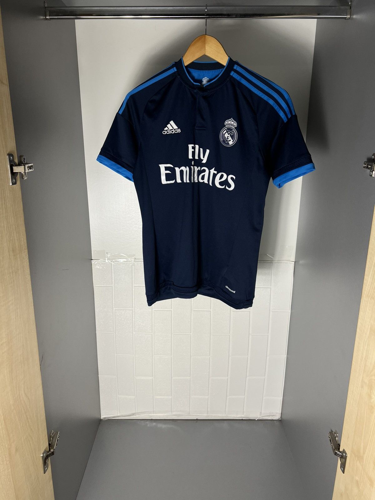 Adidas VINTAGE ADIDAS FC REAL MADRID SPAIN SOCCER JERSEY RETRO Y2K Size US S / EU 44-46 / 1 - 2 Thumbnail