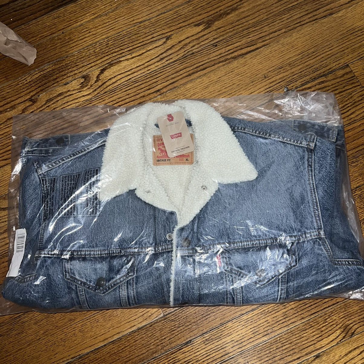 Levi's Levi’s Vintage Fit Sherpa Trucker Jacket Blue Size: XL Size US XL / EU 56 / 4 - 3 Thumbnail