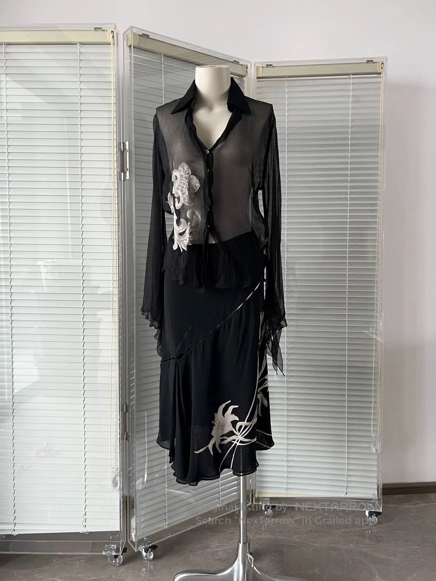 Other Vintage Italian Silver Lily Silk Shirt. Size M / US 6-8 / IT 42-44 - 1 Thumbnail