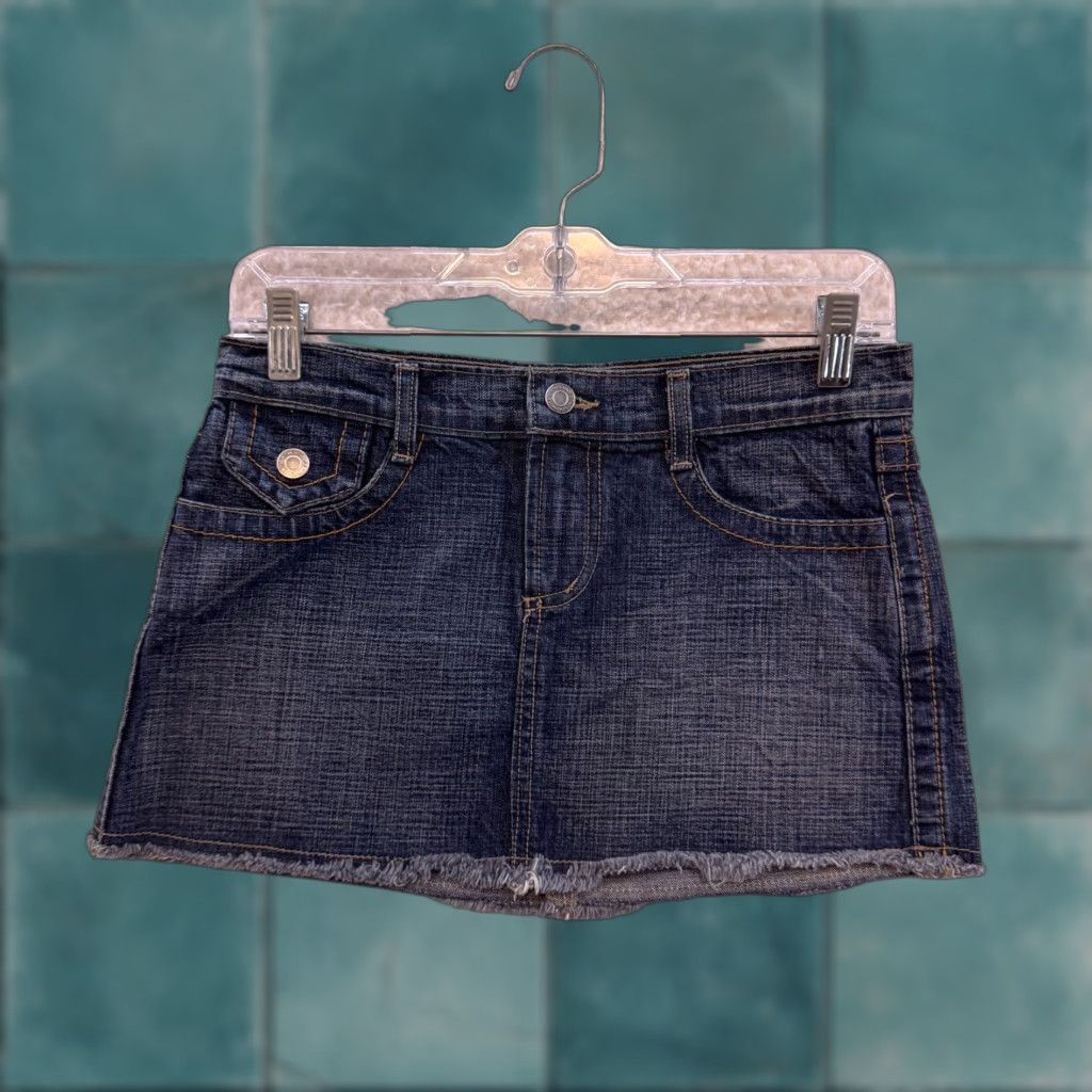 Forever 21 VINTAGE Y2K Denim Mini Skirt 00 0 23 24 Low Rise Dark Wash Boho Fairy Grunge Women’s/Junior’s XS Fits Women’s 00/0 or 23/24 Denim Forever 21 Size 24" / US 00 / IT 34 - 1 Thumbnail