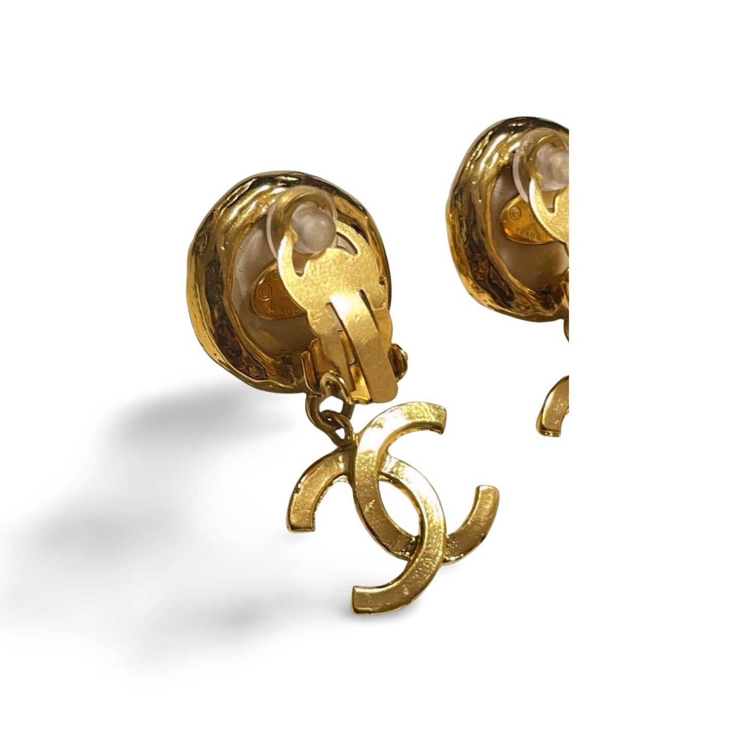 Chanel Vintage CHANEL white faux pearl and golden dangling earrings Size ONE SIZE - 9 Thumbnail