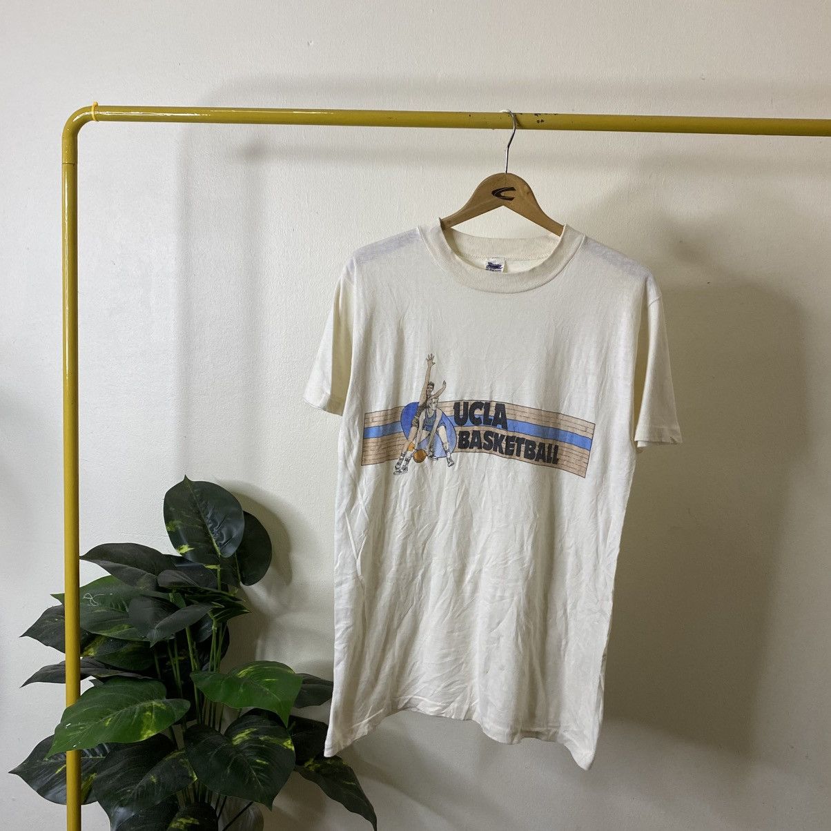 Vintage Vintage 1980s UCLA Basketball Collegiate NCAA Tee Size US M / EU 48-50 / 2 - 1 Thumbnail