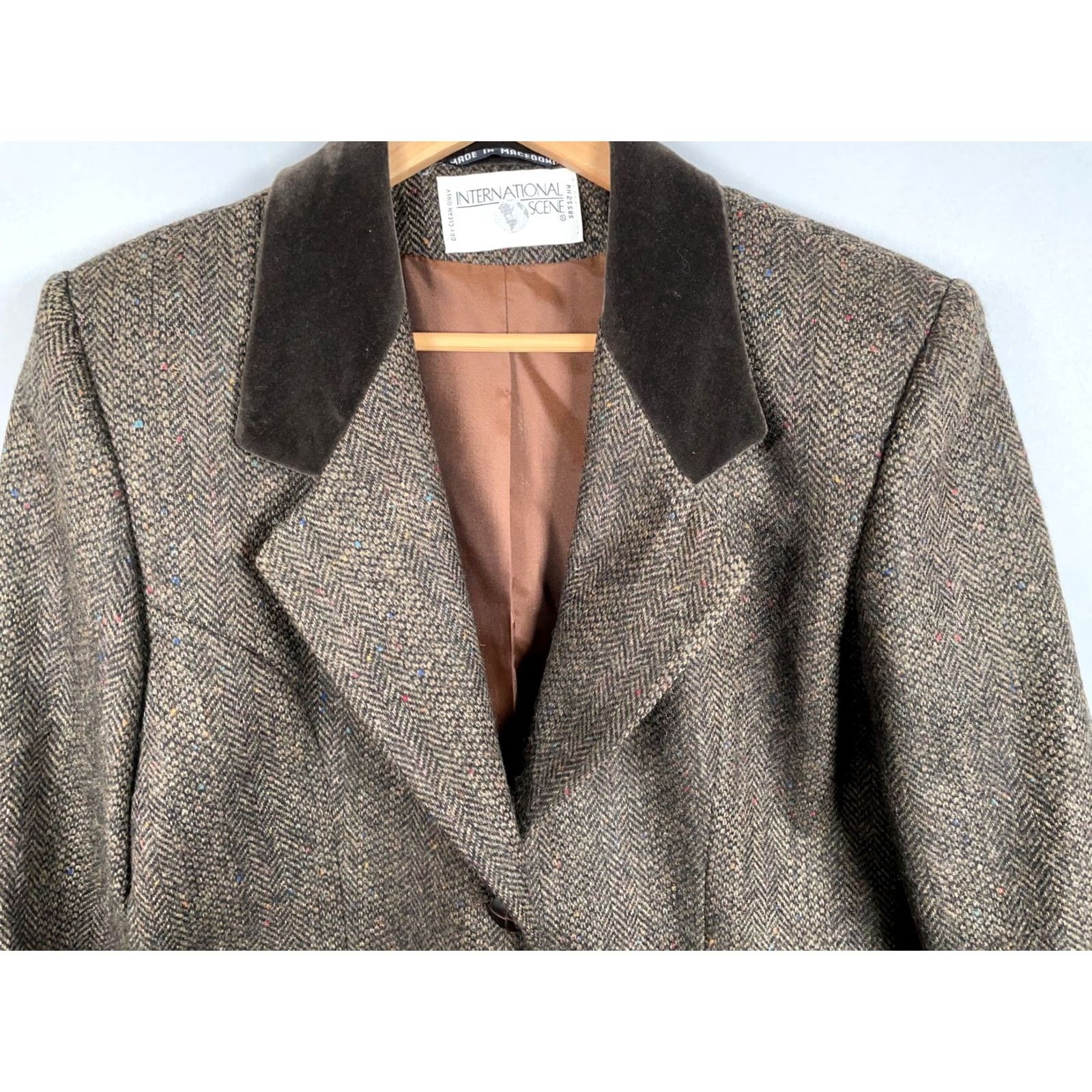 Vintage VINTAGE International Scene Blazer Women's 8 Brown Herringbone Wool Tweed 4 Button VTG Size M / US 6-8 / IT 42-44 - 4 Thumbnail