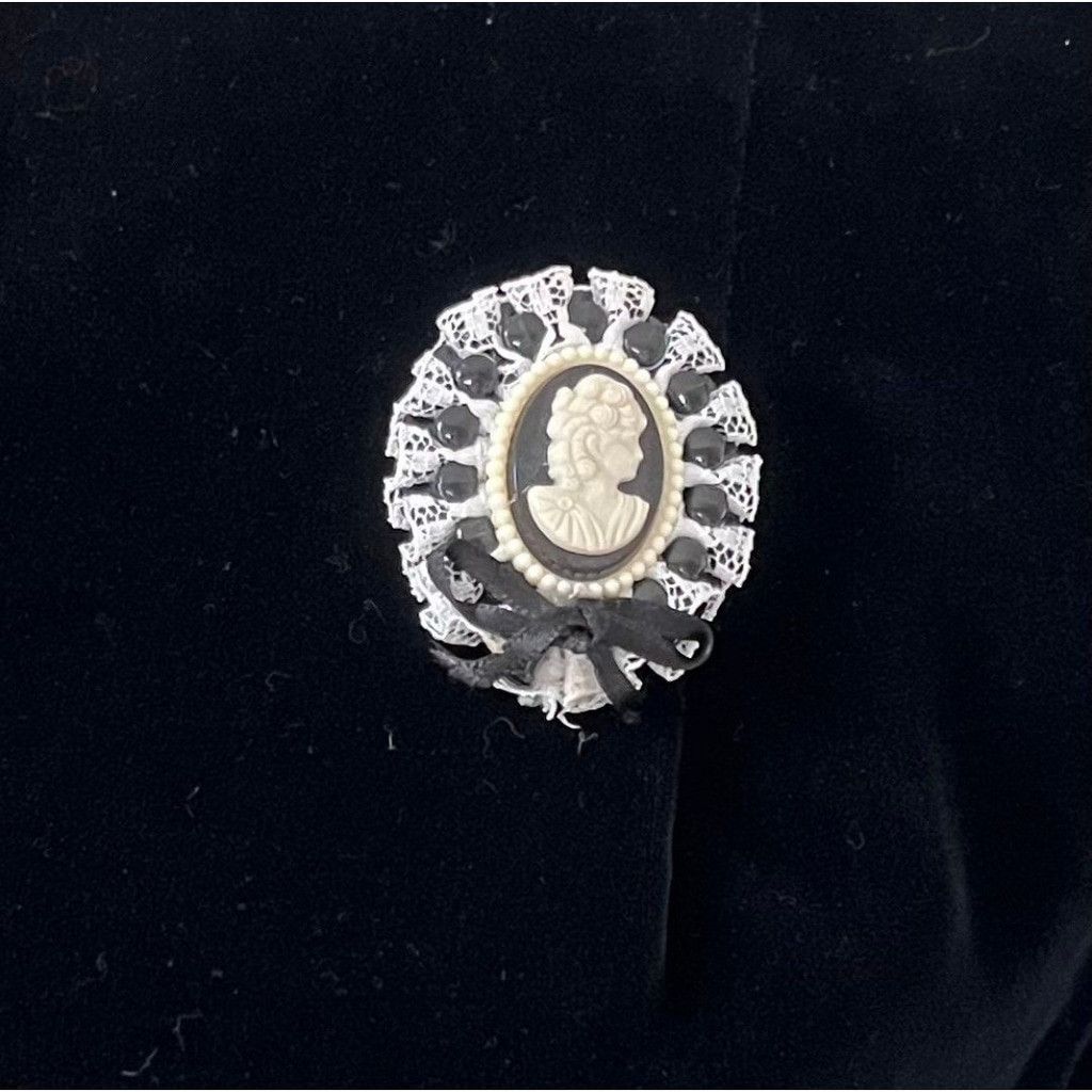 Vintage Womens Vintage Black& Ivory Victorian Style Cameo Brooch Pin Size ONE SIZE - 2 Thumbnail