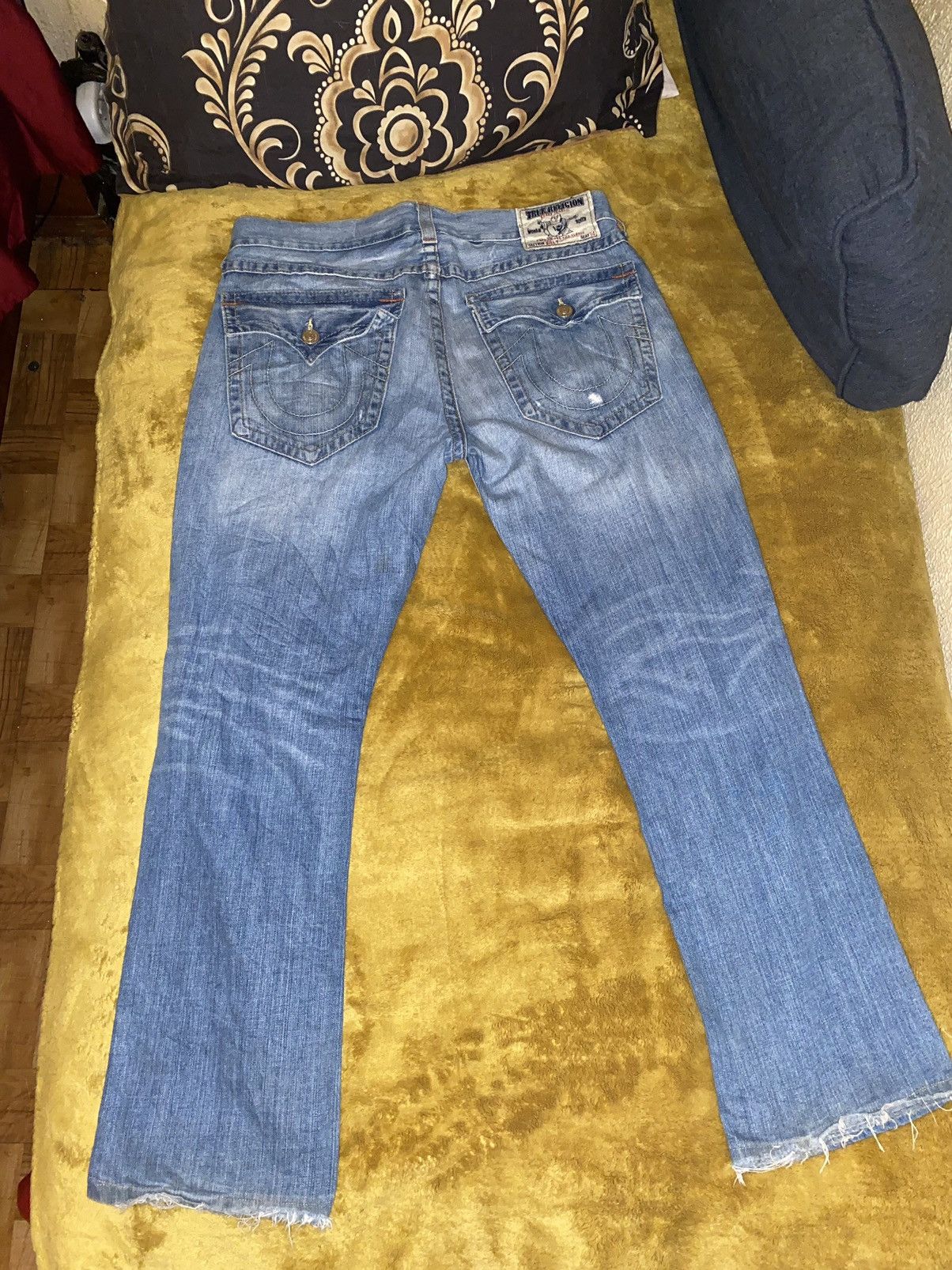 True Religion Blue light wash jeans rips!