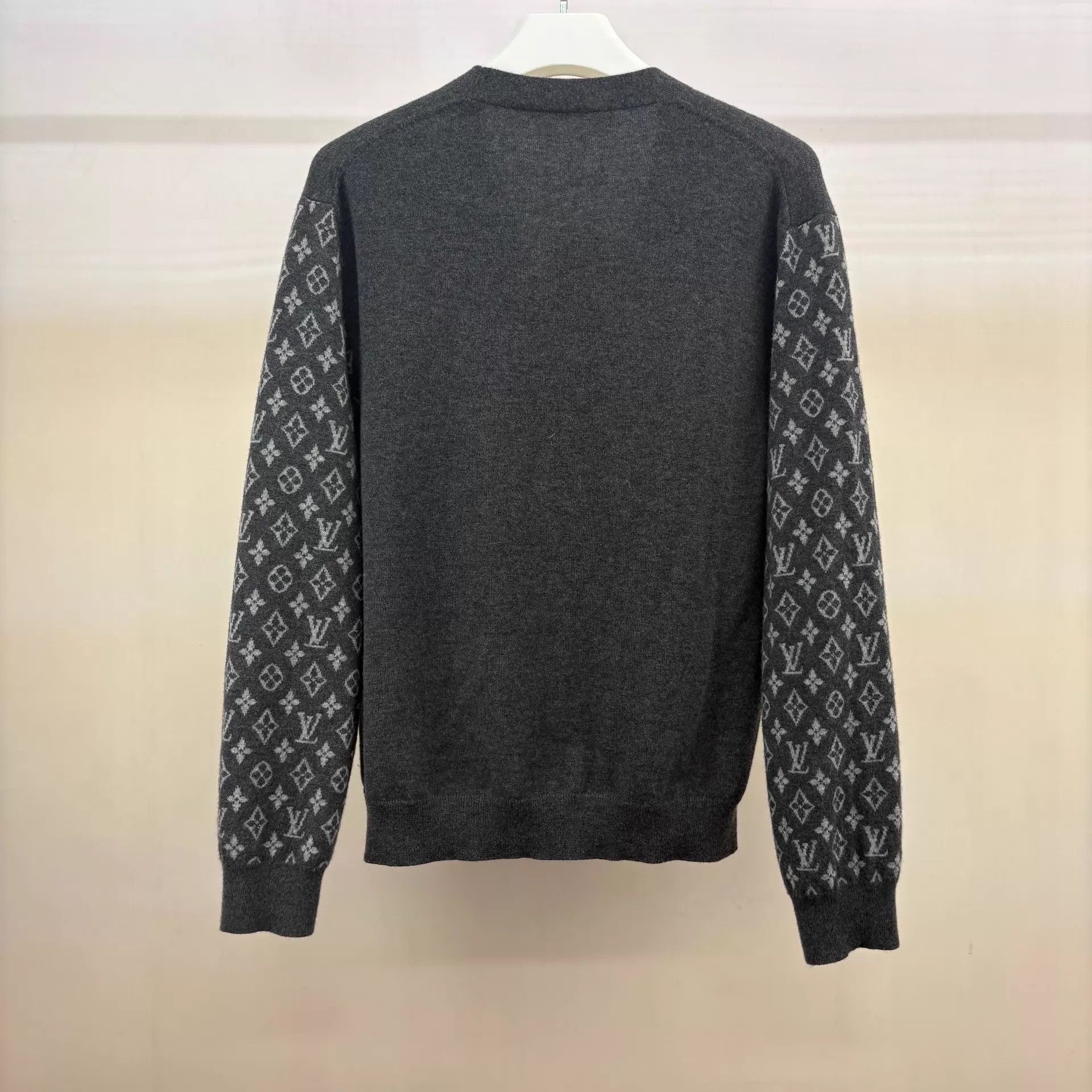 Louis Vuitton Louis Vuitton V-neck gray logo knit cardigan S Size US S / EU 44-46 / 1 - 2 Thumbnail