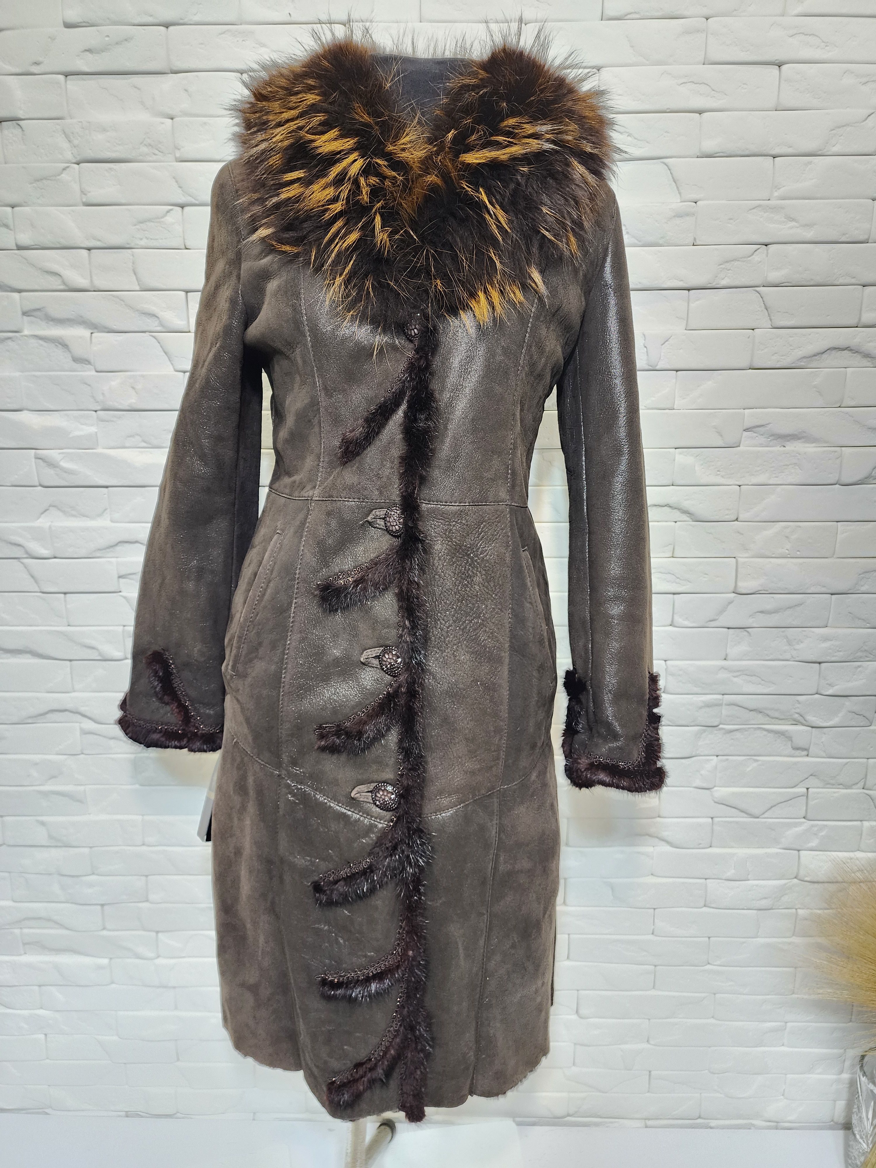 Uniqlo Women's Brown Sheepskin Coat: Genuine Fur Collar Size M / US 6-8 / IT 42-44 - 1 Thumbnail