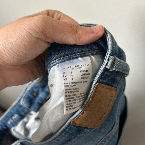 American Eagle Outfitters American Eagle Light Wash Mom Jeans Size 28" / US 6 / IT 42 - 5 Thumbnail