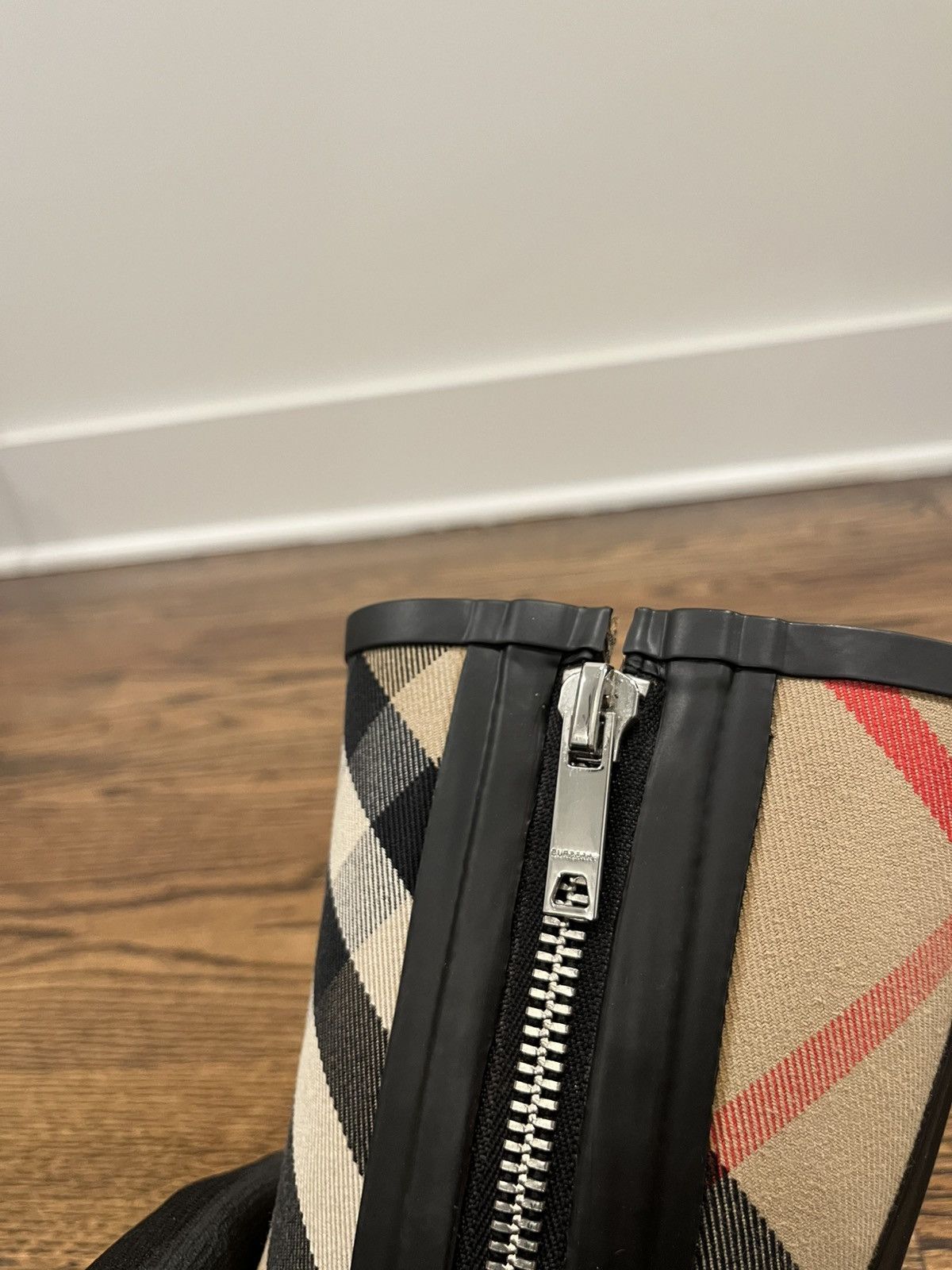 Burberry Burberry Strap Detail House Check Rubber Rain Boots Size US 5 / IT 35 - 13 Thumbnail