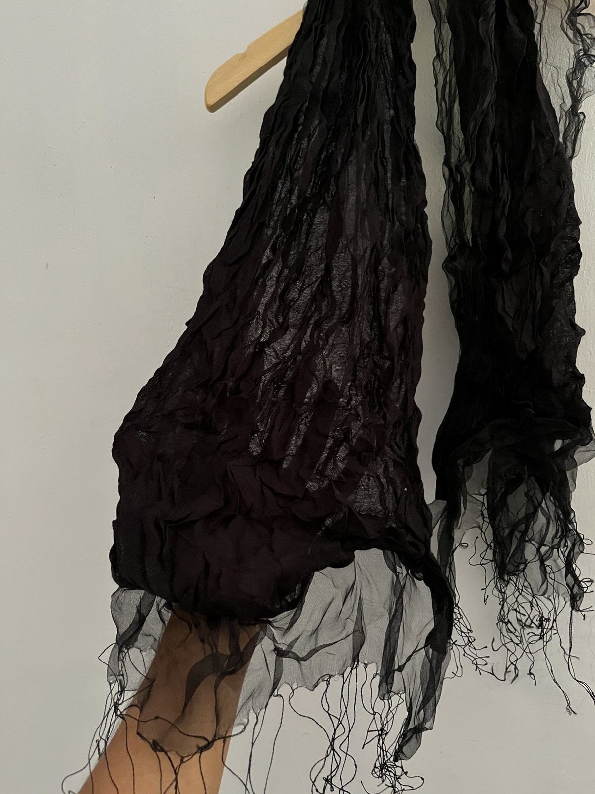 Le Grande Bleu (L.G.B.) Unknwn scarf mesh decarnin style runway Size ONE SIZE - 5 Thumbnail