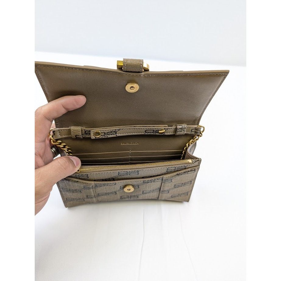 Balenciaga o1rshd1 Size: OS / BB Monogram Chain Shoulder Bag in Tan Size ONE SIZE - 11 Thumbnail