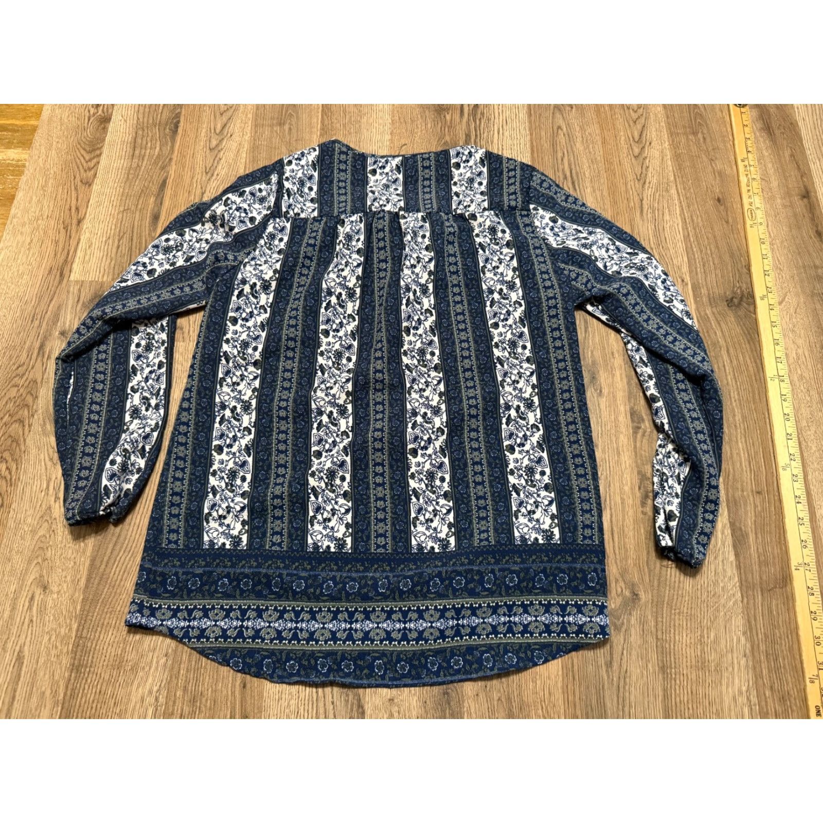 Vintage Rue 21 Blouse Women’s M White Blue Green Floral Long Sleeve V-Neck Pullover Casual Modern Flower Blue Size M / US 6-8 / IT 42-44 - 2 Thumbnail