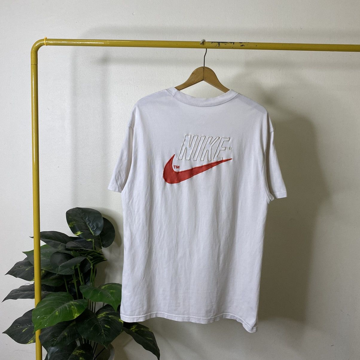 Nike Vintage Y2K Nike Embroidered Big Swoosh Skater T Shirt Size US L / EU 52-54 / 3 - 1 Thumbnail