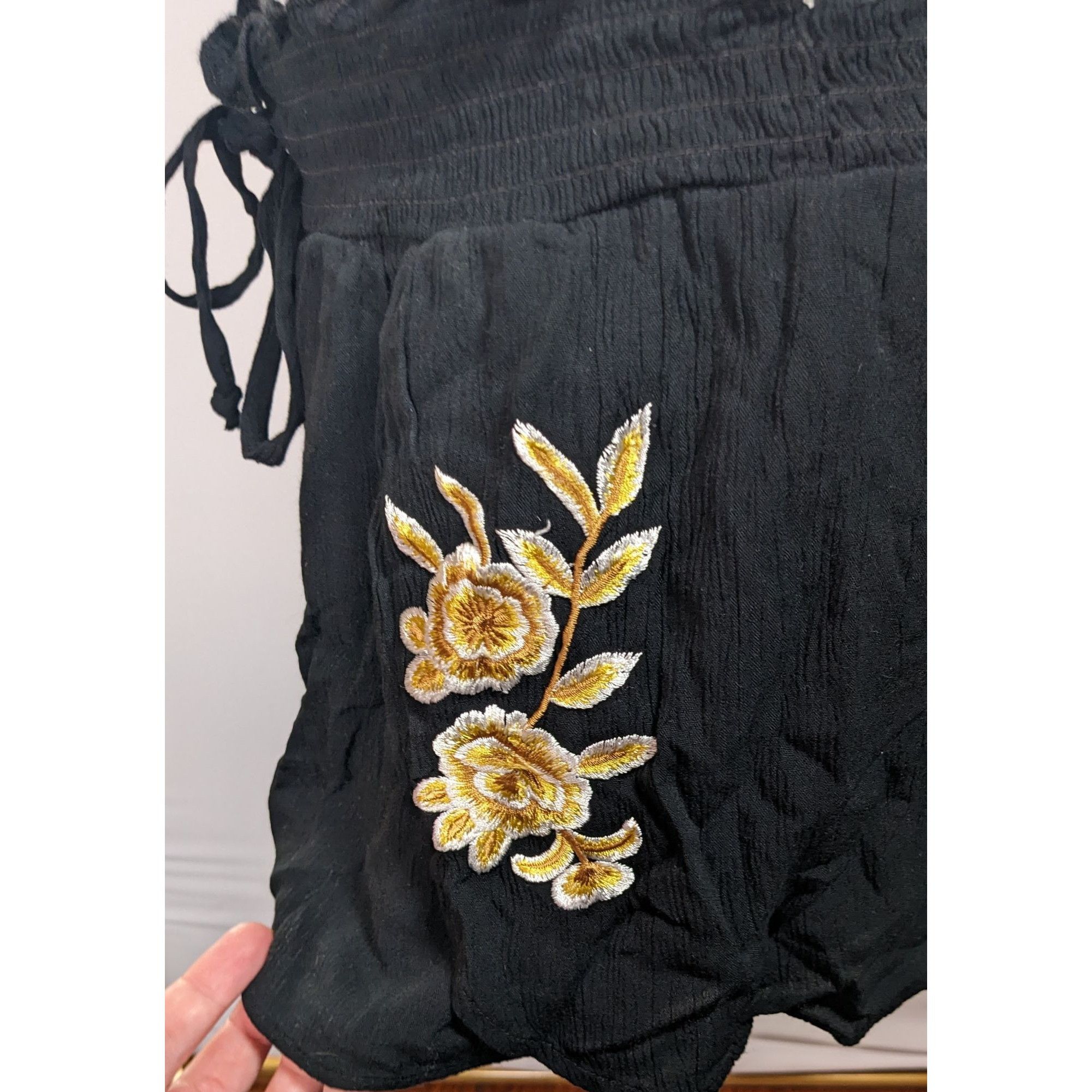 Kendall And Kylie Kendall & Kylie Black Shorts With Gold Floral Embroidery Size 32" / US 10 / IT 46 - 9 Thumbnail