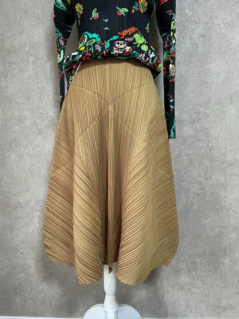 Issey Miyake Issey Miyake size:2 Beige pleated skirt Size 31" - 2 Thumbnail