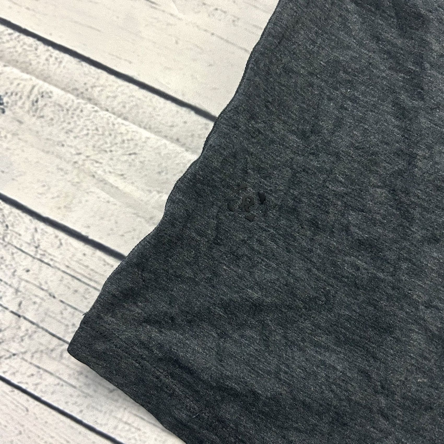 Lululemon Lululemon Short Sleeve T-Shirt V-Neck Men Large Gray Shirt Men L V-Neck Activewear Short Sleeve T-Shirt Gray Size US L / EU 52-54 / 3 - 5 Thumbnail
