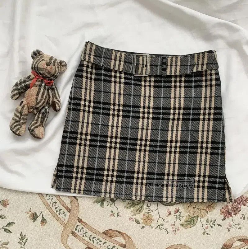 Burberry Burberry M Size Navy Plaid Skirt. Size 27" / US 4 / IT 40 - 1 Thumbnail