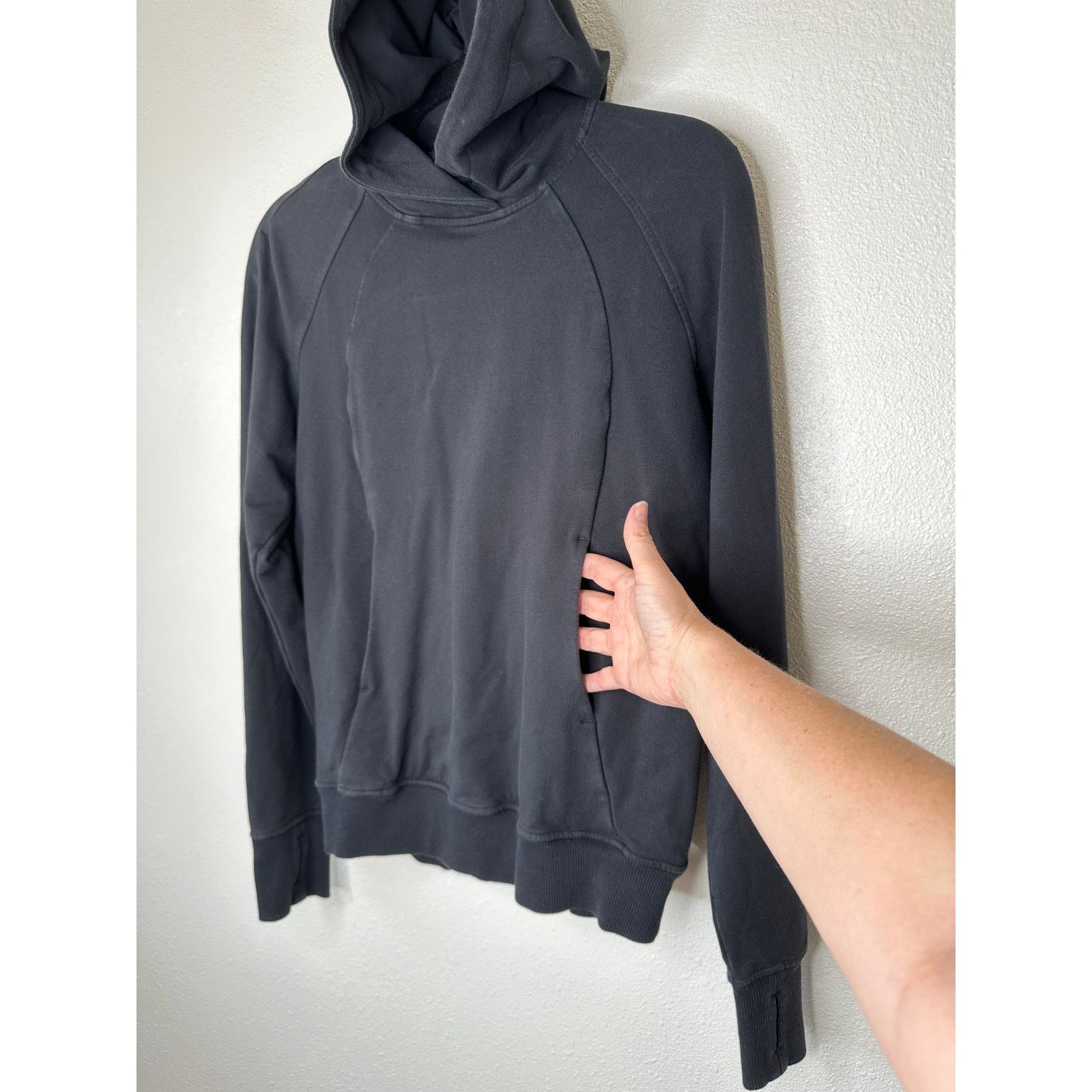 Lululemon Lululemon Black Long Sleeve Pullover Front Pocket Hoodie 4 Size S / US 4 / IT 40 - 4 Thumbnail