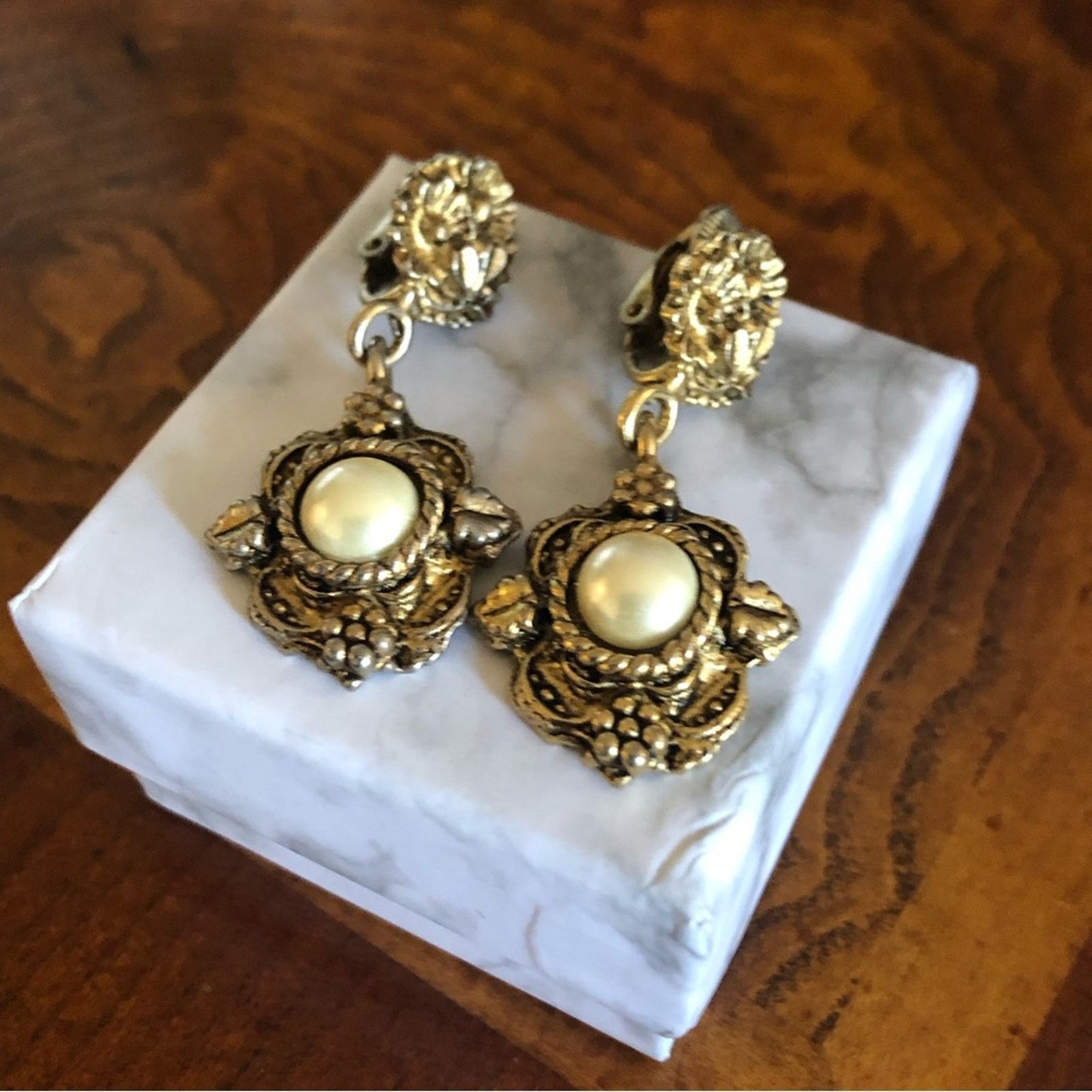 Vintage Vintage antique gold tone cream glass pearl clip on earring Size ONE SIZE - 1 Thumbnail