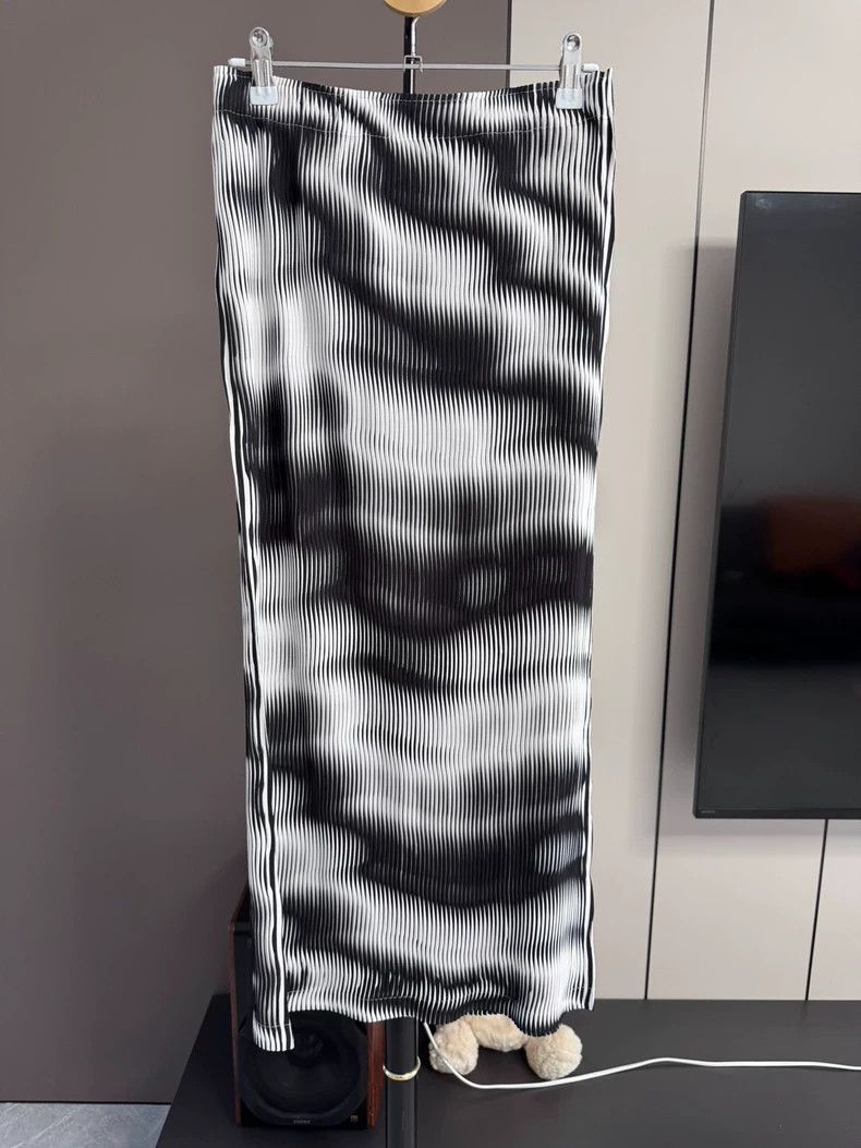 Issey Miyake Issey Miyake size:2 A black and white main line color-blur Size 22" - 1 Thumbnail