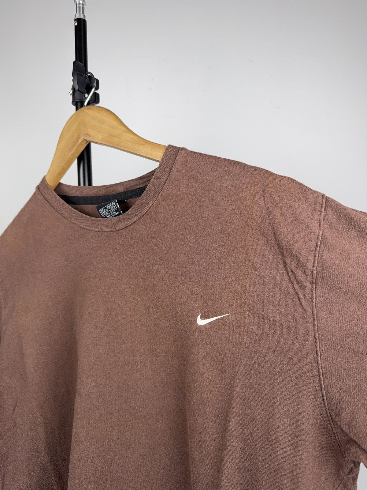 Nike Vintage 90s Nike Faded Mini Swoosh Brown T-Shirt Vintage Y2K Size US L / EU 52-54 / 3 - 8 Thumbnail