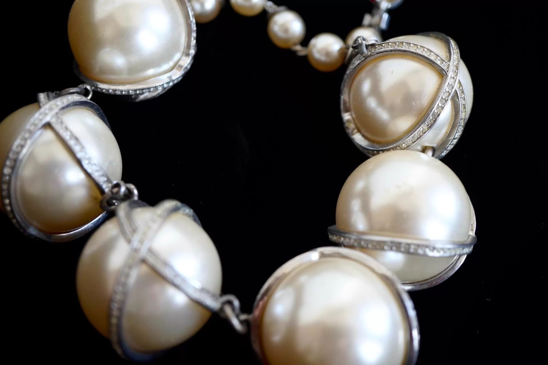Vivienne Westwood Vivienne Westwood 1999 Giant Pearl Bracelet Worn Size ONE SIZE - 1 Thumbnail