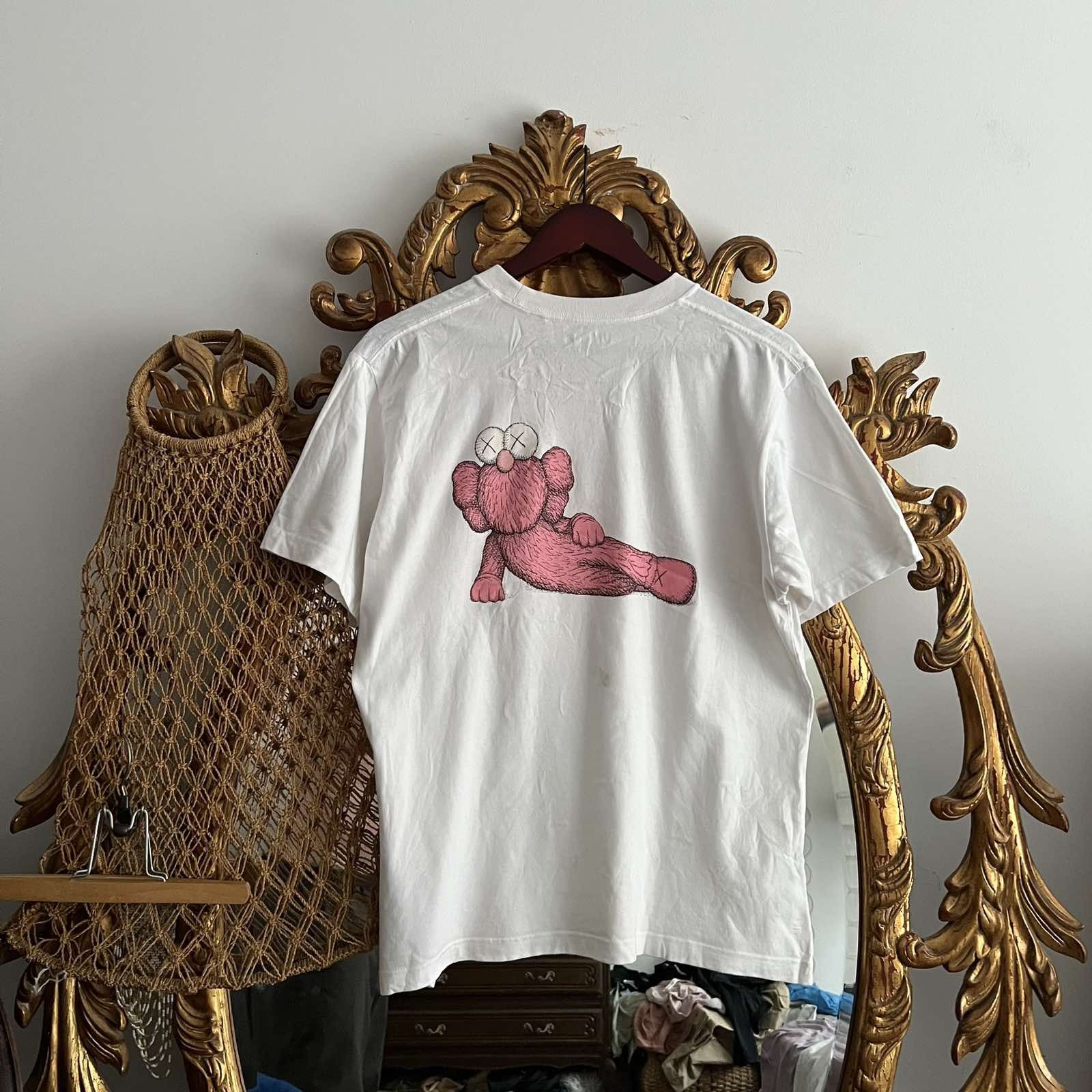 Kaws Kaws Uniqlo White T Shirt Sz M Size US M / EU 48-50 / 2 - 1 Thumbnail