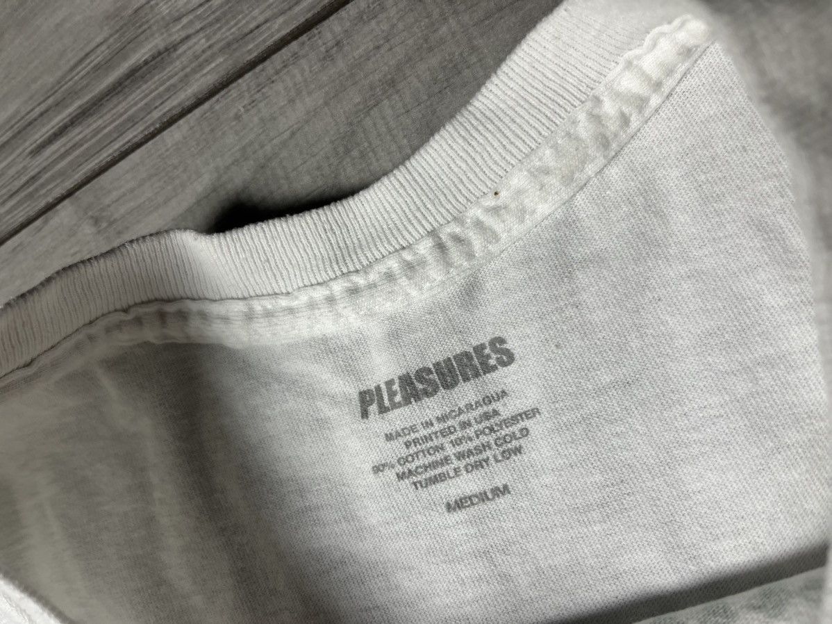 Pleasures Pleasures tshirt center logo size Medium Size US M / EU 48-50 / 2 - 4 Thumbnail