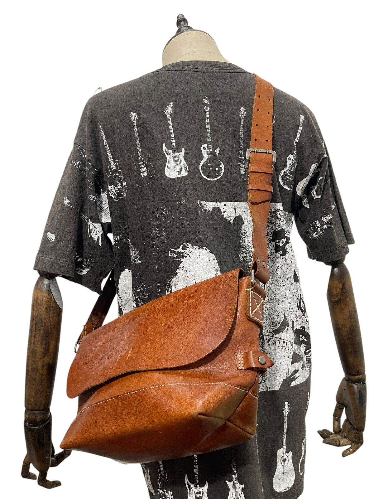 Japanese Brand Full Leather Patina Beach Sound Cross Body Bag 4🟩 Size ONE SIZE - 2 Thumbnail