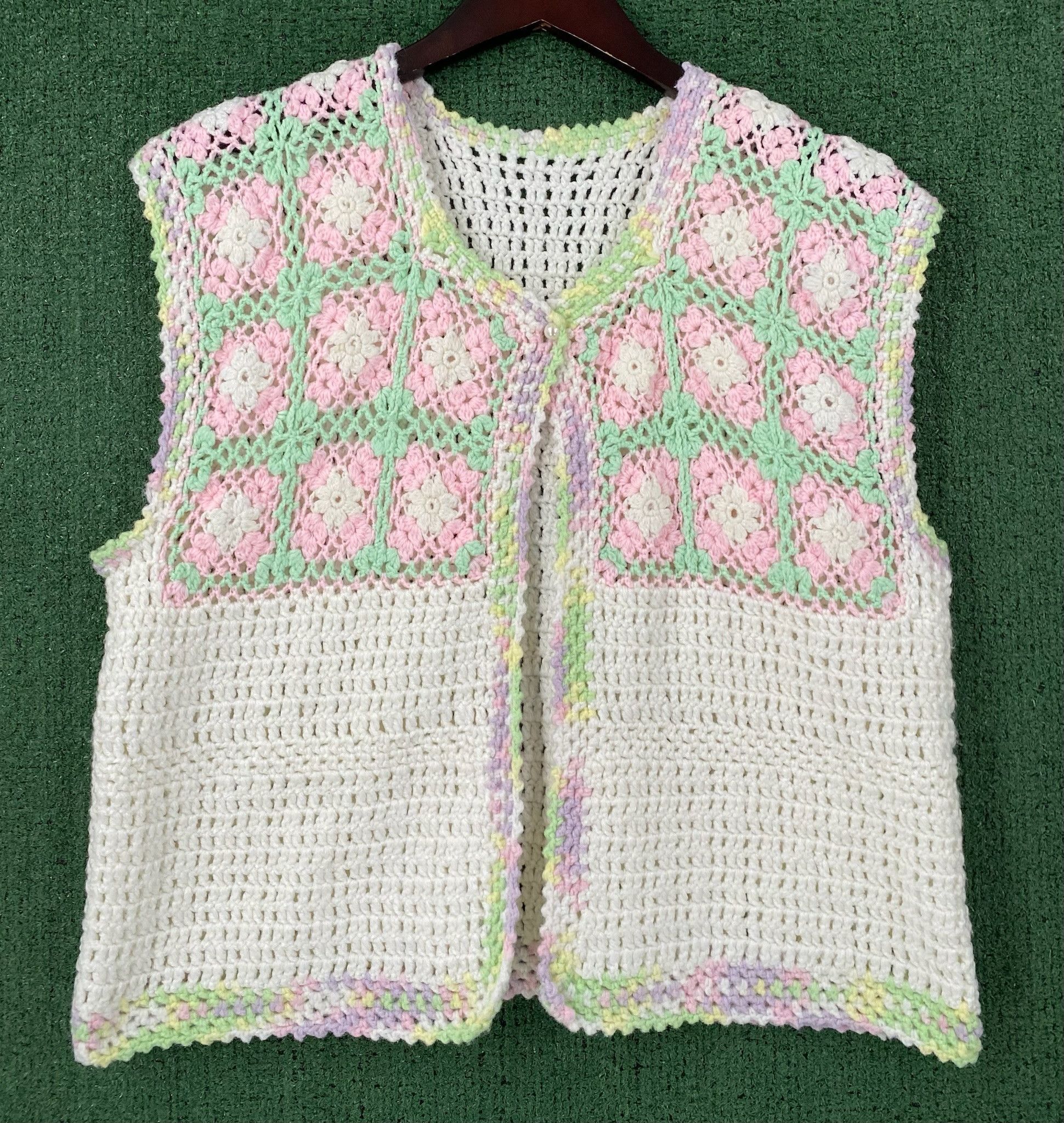 Handmade 80’s Crochet Floral Pastel Granny Square Vest Medium Size M / US 6-8 / IT 42-44 - 1 Thumbnail