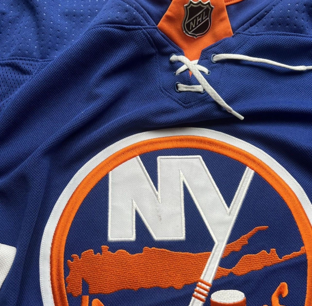 NHL New York islanders hockey Jersey authentic fight straps Size US XL / EU 56 / 4 - 8 Thumbnail