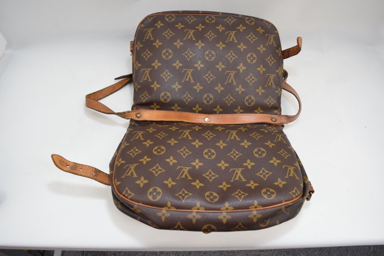Louis Vuitton LV Saumur 30 Crossbody Bag Monogram Canvas M42256 Size ONE SIZE - 8 Thumbnail