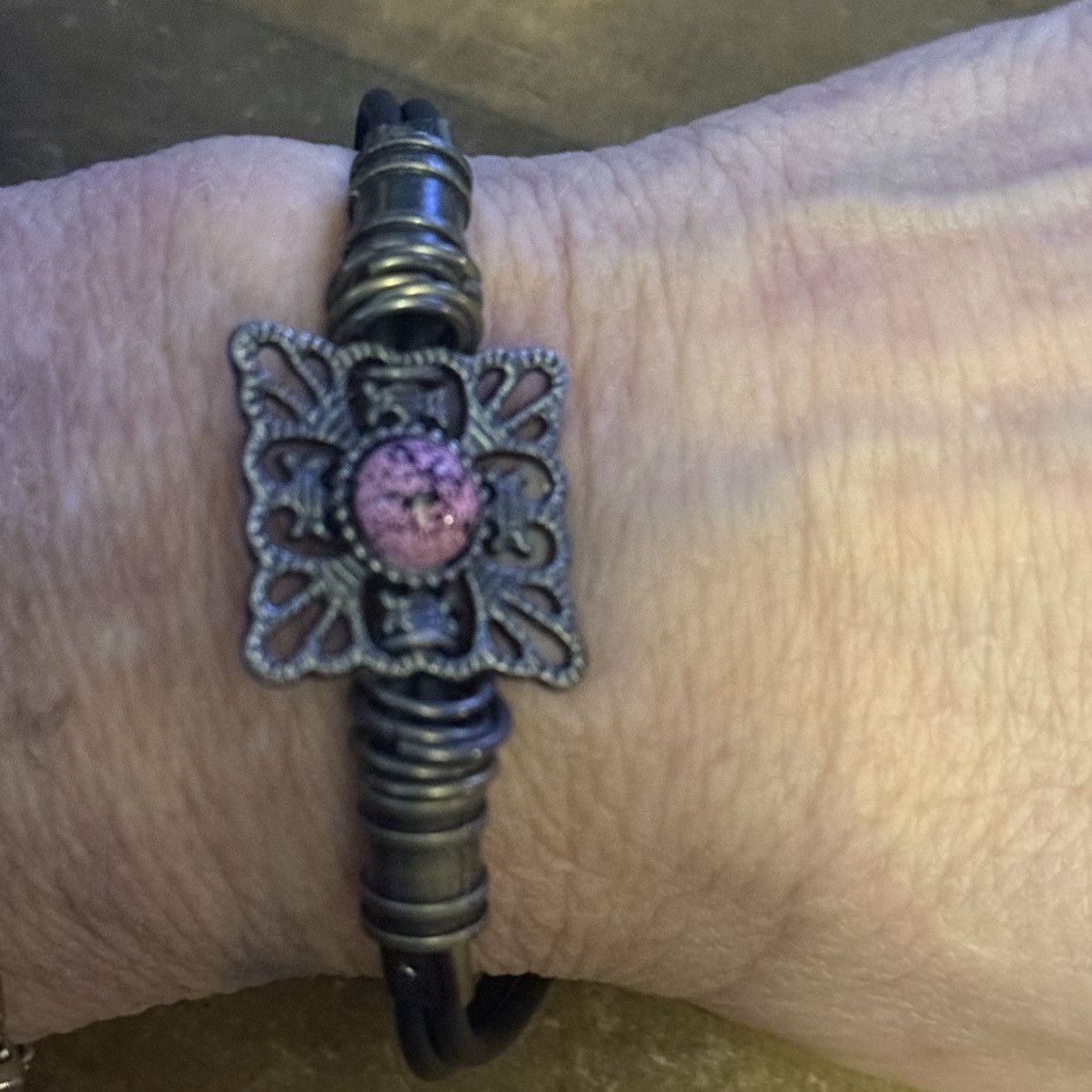 Other Black leather pink speckled stone bracelet Size ONE SIZE - 3 Thumbnail