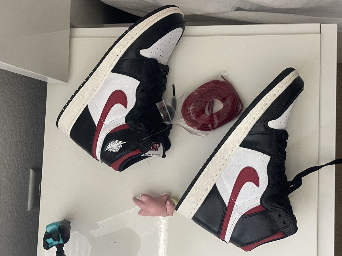Nike Jordan 1 Retro High Black Gym Red GS Size US 7 / EU 40 - 5 Thumbnail